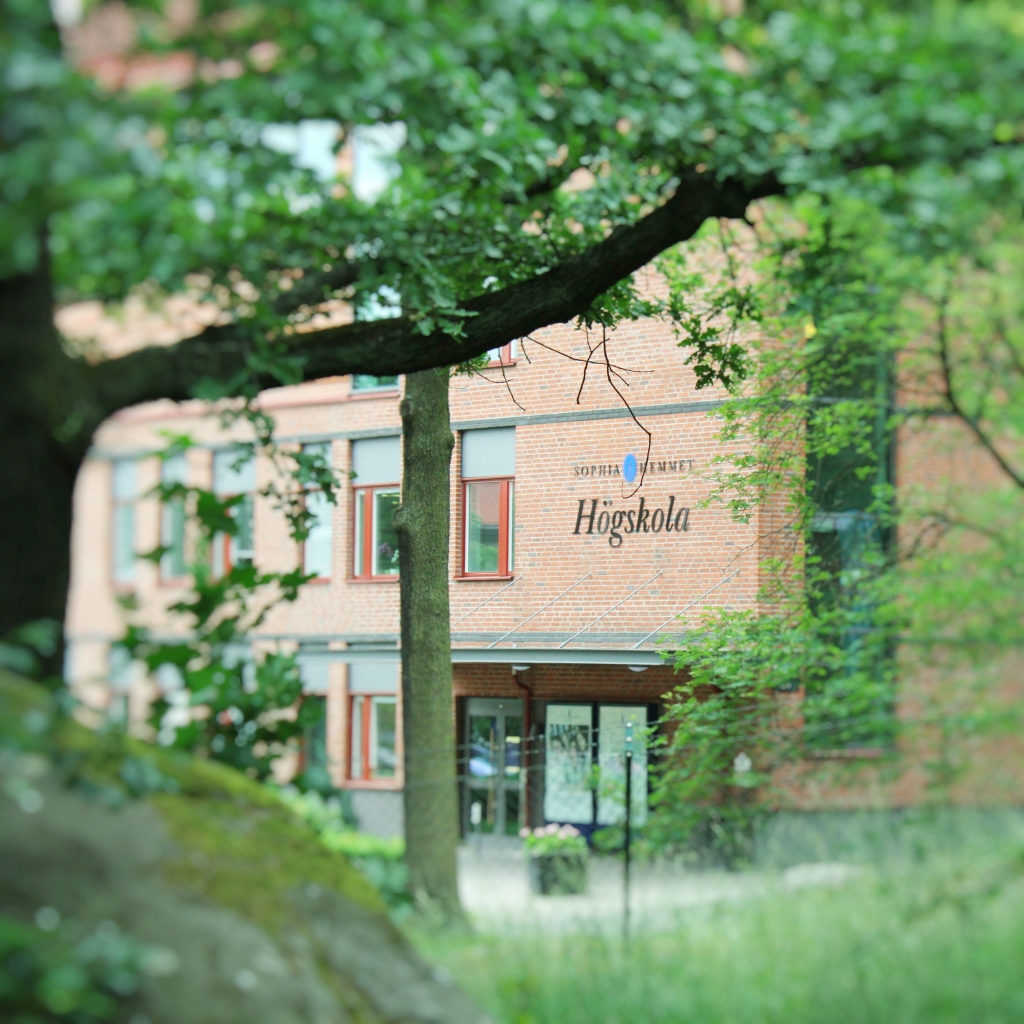 Sophiahemmet University in summer green